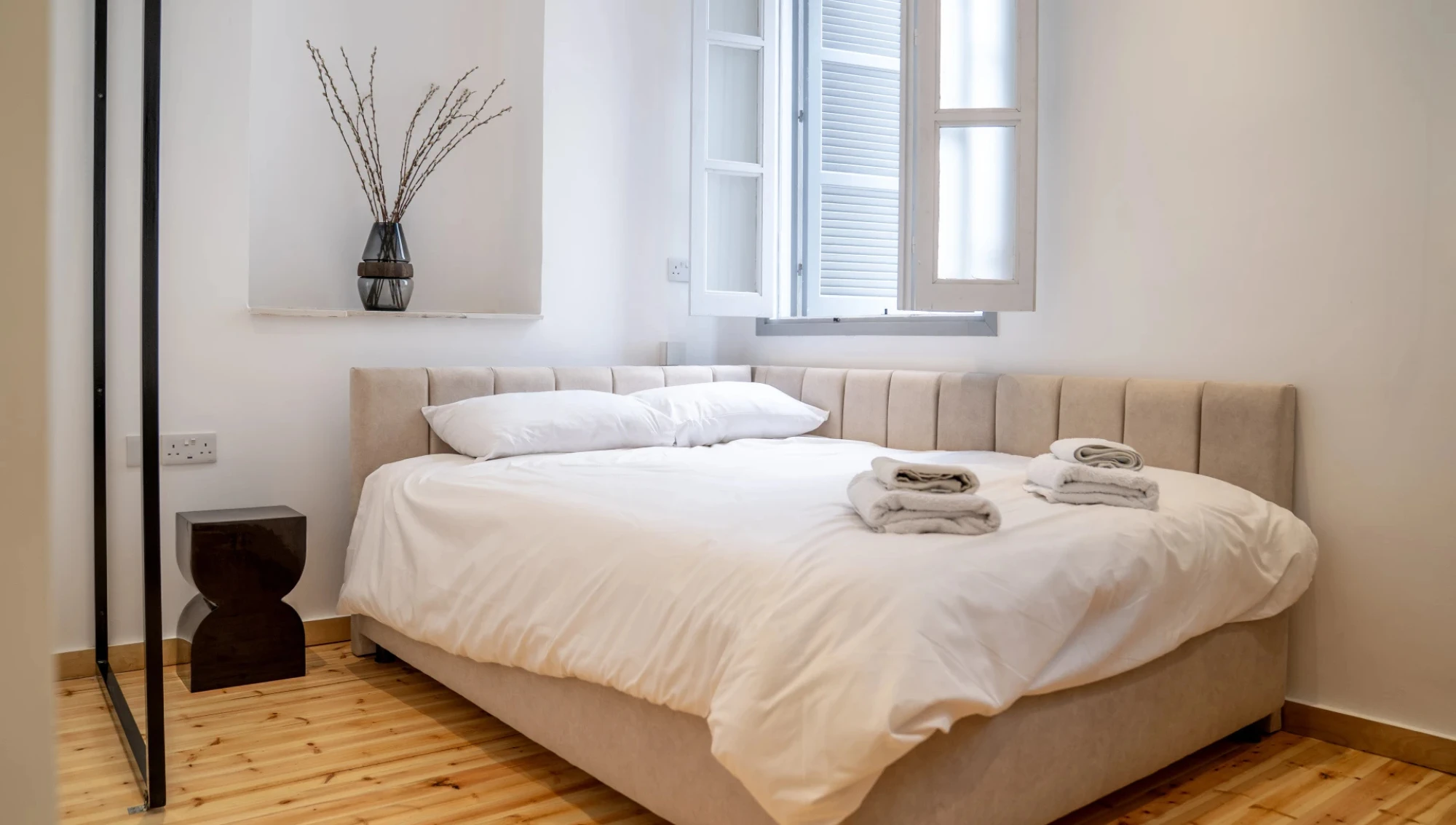 modern room in Larnaca near Finikoudes Beach with double bed and desk